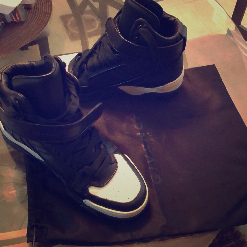 Givenchy high top sneakers Very Authentic